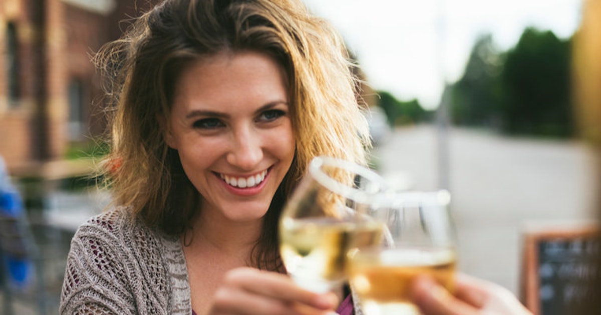 Zašto dame radije piju belo vino?